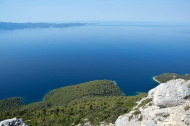Peljesac yarımadasındaki St. John 'dan uzaktaki Mljet adasının manzarası