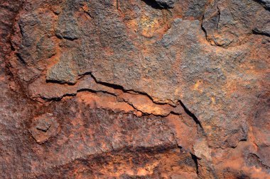 Ayrıntılı, pürüzlü dokuları ve soyut desenleri olan yıpranmış, paslı bir balinanın yakın çekimi.