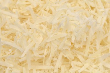 Yeni rendelenmiş parmesan peynirinden yapılmış bir dokunun genel görüntüsü.