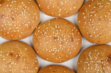 Yakın plan, tepeden tırnağa, taze, altın sarısı, ev yapımı susamlı çörekler.