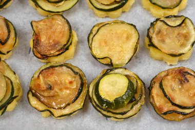 Kızarmış kabakla kaplı fırında pişirilmiş, nefis polenta ısırıkları.