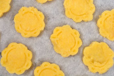 Kurabiye kağıdına yerleştirilmiş tuzlu polenta çiçekleri