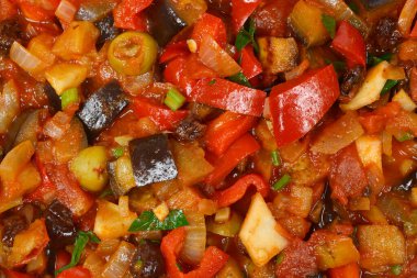 Kırsal bir İtalyan Caponata 'sının tepeden tırnağa görüntüsü, lezzetli bir patlıcan güveci, dolmalık biber, domates ve diğer sebzeler.