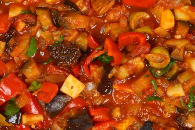 Kırsal bir İtalyan Caponata 'sının tepeden tırnağa görüntüsü, lezzetli bir patlıcan güveci, dolmalık biber, domates ve diğer sebzeler.