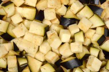 Makro, yakın plan, tepeden tırnağa tüm çerçeveyi dolduran yeni doğranmış patlıcan küplerinin görüntüsü