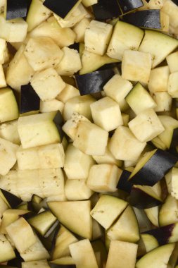 Makro, yakın plan, tepeden tırnağa tüm çerçeveyi dolduran yeni doğranmış patlıcan küplerinin görüntüsü