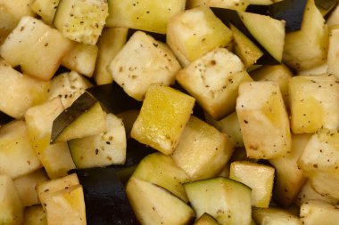 Zeytinyağı, tuz ve biberle kaplanmış taze doğranmış patlıcanların yakın çekim, tepeden aşağı görüntüsü, kızartılmaya hazır.