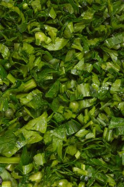 Taze doğranmış maydanozun detaylı, tepeden tırnağa görüntüsü.