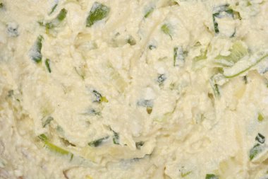 Yakından bakınca taze inek peyniri, yumurta ve pırasa püresinden oluşan kiş karışımının pişirilmeye hazır olduğunu görüyoruz.