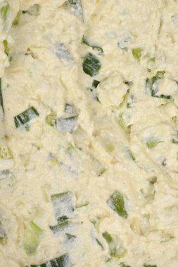 Yakından bakınca taze inek peyniri, yumurta ve pırasa püresinden oluşan kiş karışımının pişirilmeye hazır olduğunu görüyoruz.