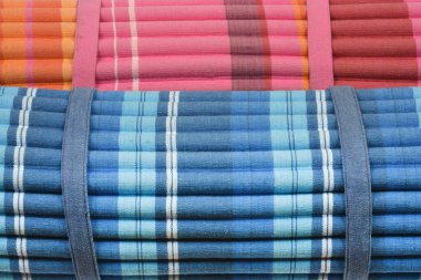 Mavi, pembe ve turuncu renkli üç adet plaj paspası farklı damalı desenlerini ve kayışlarını gösteriyor.