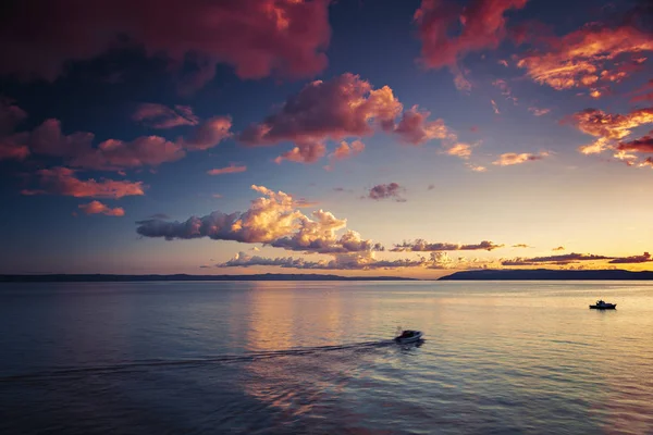 Kleurrijke Zonsondergang Met Roze Wolken Vissersboten Makarska Kroatië — Stockfoto