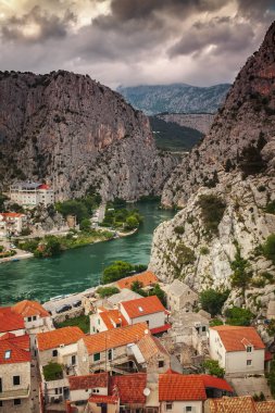 Omis, Hırvatistan - 14 Mayıs 2018. Nehrin Cetina denizin buluştuğu yer.  