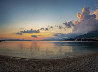 Makarska, Hırvatistan için gün batımında Beach. 