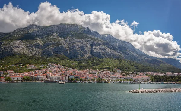 Makarska Staden Och Hamnen Med Bergskedjan Biokovo — Stockfoto