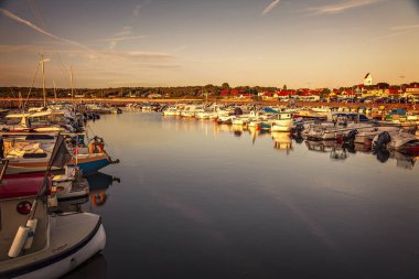 Torekov, İsveç: 2 Ağustos; 2018. bir balıkçı köyü limanında tekneler. 