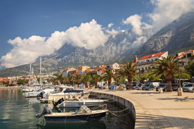 Makarska, Hırvatistan: 13 Mayıs; 2018. resort town Limanı.
