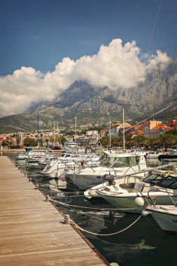 Makarska, Hırvatistan: 13 Mayıs; 2018. resort town Limanı.