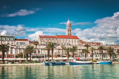 Split, Hırvatistan - 17 Mayıs 2018. Liman ve Riva tarihi mimarisi ile. 