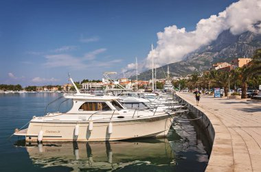 Makarska, Hırvatistan: 13 Mayıs; 2018. resort town Limanı.