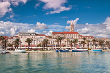 Split, Hırvatistan - 17 Mayıs 2018. Liman ve Riva tarihi mimarisi ile. 