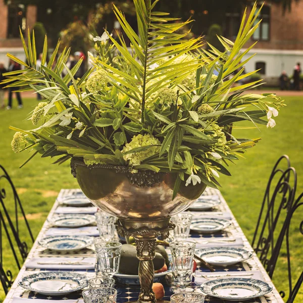 Rustic Green Garden Party Centerpiece — Stock Photo, Image