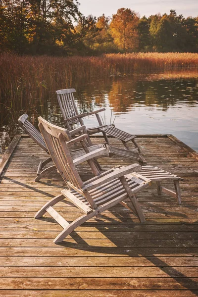 Lakeside Houten Ligstoelen — Stockfoto