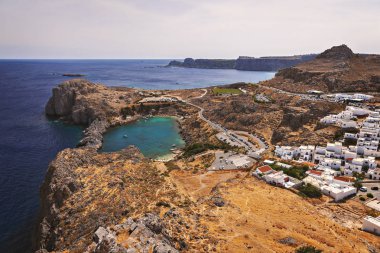 St Pauls Bayby Lindos köy görünümü. Rhodes, Yunanistan.