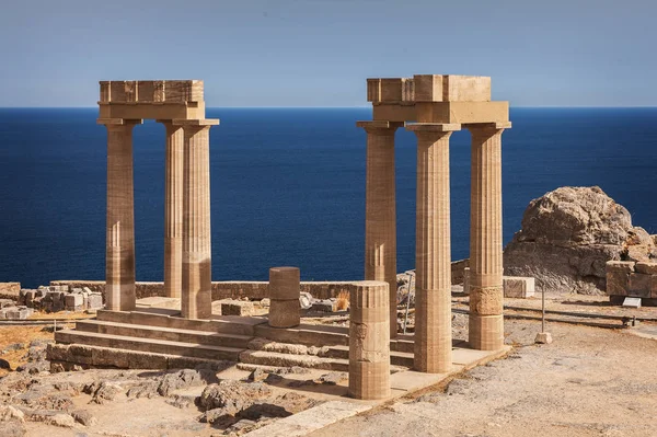 Kolommen Van Tempel Met Zee Achter Lindos Rhodes — Stockfoto