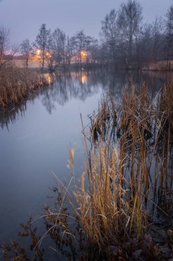 Sisli ve rüya gibi akşam peyzaj havuz. Helsingborg, İsveç.