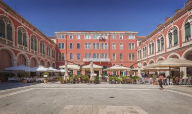 Split, Hırvatistan: 13 Mayıs 2018: Cumhuriyet Meydanı (Trg Republik yemek insanlar).