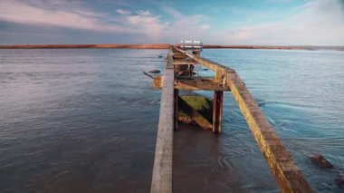 Göl kenarında ahşap yürüme yolu.