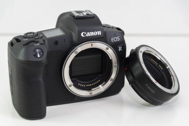  Canon Eos R ve objektif mount adaptörü