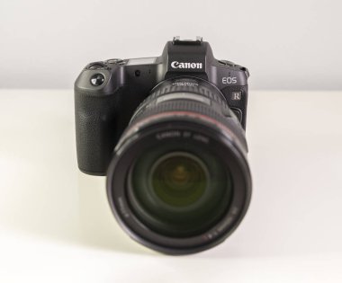 Aynasızlar kamera Canon Eos R Önden Görünüm