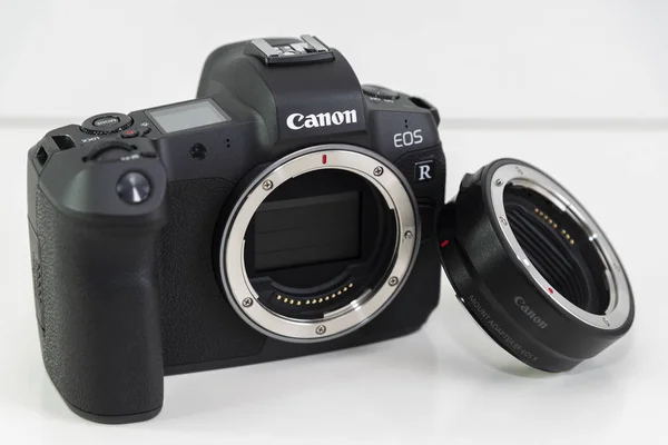 Canon EOS R and lens mount adapter — Stock Photo, Image