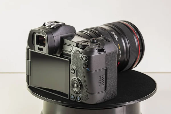 Canon EOS R and EF lens from the back — Stock Photo, Image