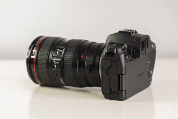 Mirrorless camera Canon EOS R sideview — Stock Photo, Image