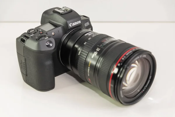 Mirrorless camera Canon EOS R — Stock Photo, Image