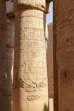 Tapınak sütunlar üzerinde antik Mısır oymalar