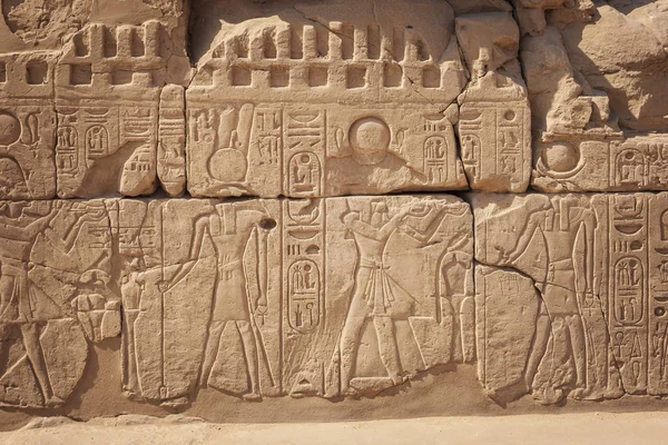 कर्नाक लक्झरमध्ये प्राचीन इजिप्शियन कोरीव काम — स्टॉक फोटो, इमेज