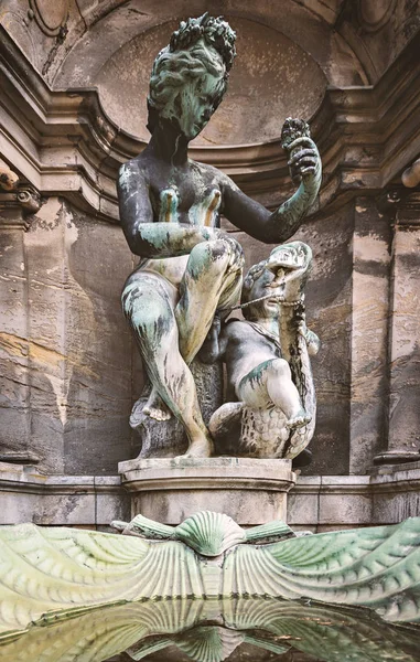 Statue of woman and child — Stock Photo, Image