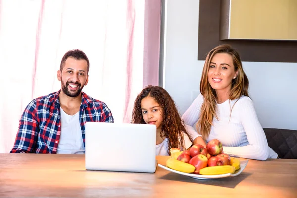 Jovens Pais Sua Filha Sentados Mesa Cozinha Usando Laptop — Fotografia de Stock