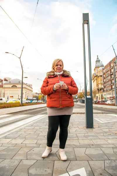 Ładne Średnim Wieku Kobietę Stojącą Przed Dworzec Tramwajowy Zimową Kurtkę — Zdjęcie stockowe