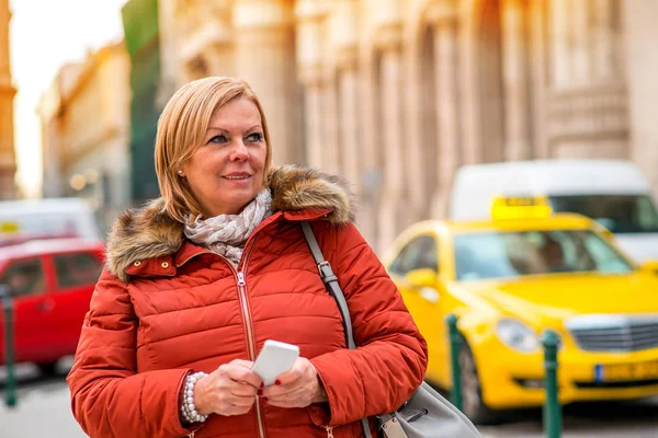 Eine Nette Frau Mittleren Alters Die Mit Ihrem Smartphone Für — Stockfoto