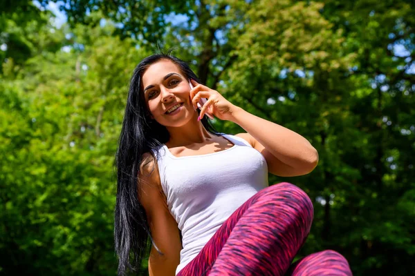 Beautiful Young Sporty Girl Sitting Log Talking Phone — Stock Photo, Image