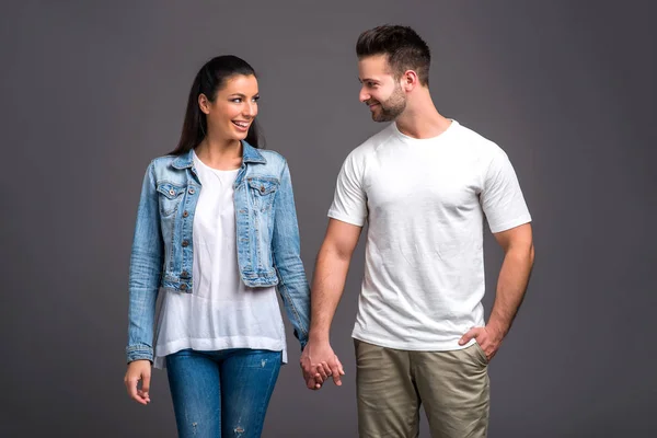 Vacker Ung Par Stående Mot Kameran Samtidigt Som Håller Varandras — Stockfoto