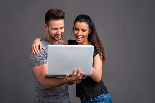 Cuplu Tânăr Frumos Uită Laptop Zâmbește — Fotografie, imagine de stoc
