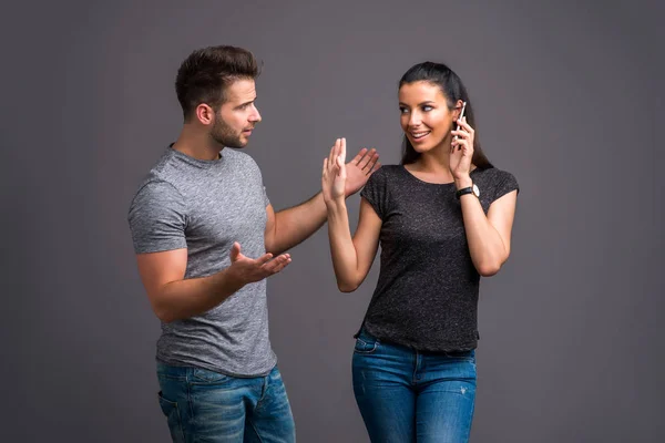 Krásná Mladá Žena Stojí Mluví Telefonu Ignoruje Její Hezký Boyfrien — Stock fotografie