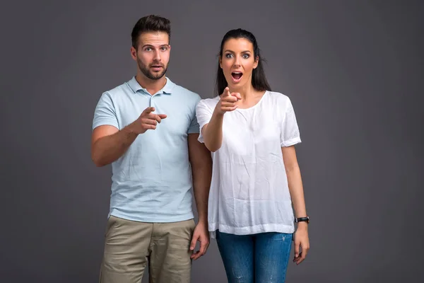 Een Mooie Jonge Paar Staande Gevoel Verrast Een Studio — Stockfoto