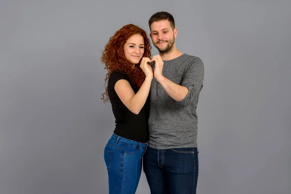 Belo Jovem Casal Segurando Outro Moldando Coração Com Mão — Fotografia de Stock